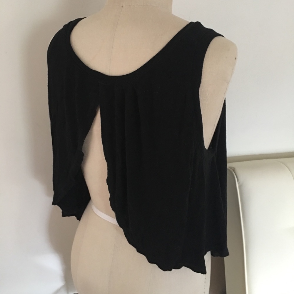 Black flowy tank top w open back